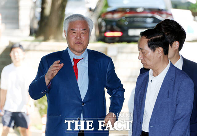공직선거법 위반 혐의를 받는 전광훈 사랑제일교회 목사가 11일 오전 서울 서초구 서울중앙지방법원에서 열린 공판에 출석하고 있다. /이새롬 기자