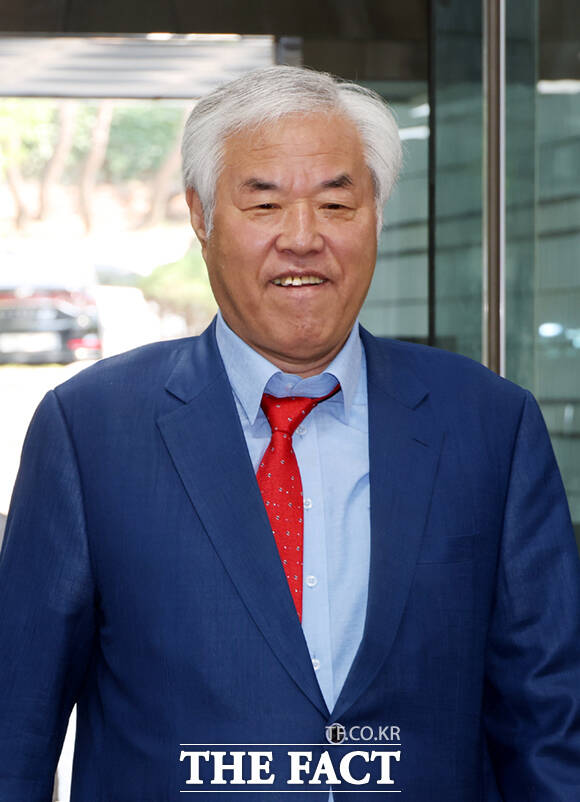 공직선거법 위반 혐의를 받는 전광훈 사랑제일교회 목사가 11일 오전 서울 서초구 서울중앙지방법원에서 열린 공판에 출석하고 있다. /이새롬 기자