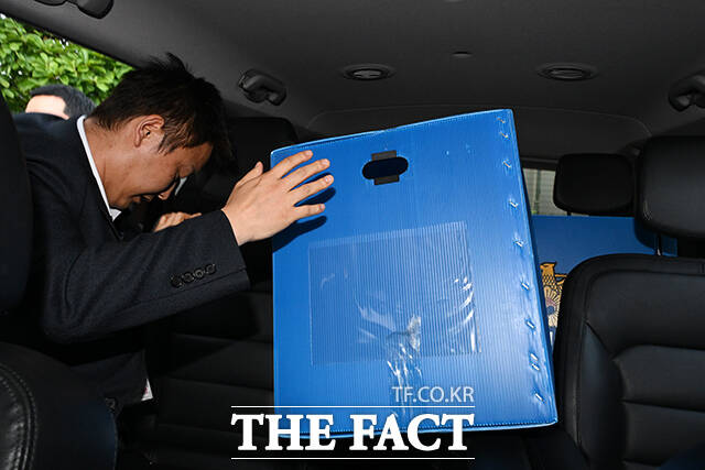 제9회 전국동시지방선거 투표용지 부족 사태를 수사중인 검경 합동수사본부 관계자들이 11일 오후 서울 종로구 서울특별시선거관리위원회에서 압수수색을 마친 뒤 압수수색 상자를 들고 나오고 있다. /김성렬 기자