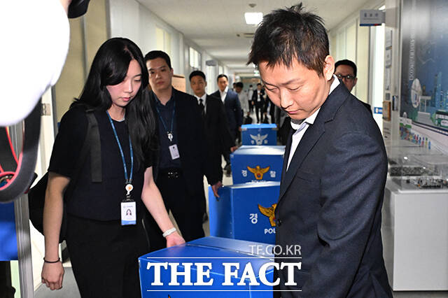 제9회 전국동시지방선거 투표용지 부족 사태를 수사중인 검경 합동수사본부 관계자들이 11일 오후 서울 종로구 서울특별시선거관리위원회에서 압수수색을 마친 뒤 압수수색 상자를 들고 나오고 있다. /김성렬 기자