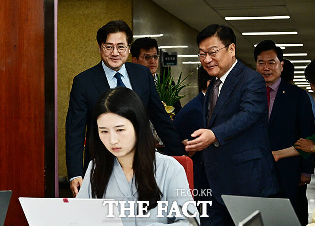 정점식 국민의힘 신임 원내대표가 11일 오후 서울 여의도 국회에서 홍익표 청와대 정무수석을 접견하며 인사말을 하고 있다.
