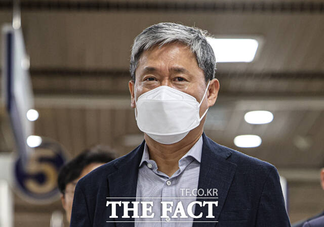 드라마 제작사 '바람픽쳐스'를 고가에 인수해 회사에 손해를 입힌 혐의로 기소돼 1심에서 무죄를 선고받은 김성수 전 카카오엔터테인먼트 대표가 11일 오전 서울 서초구 서울고등법원에서 열린 선고 공판에 출석하고 있다. /이새롬 기자