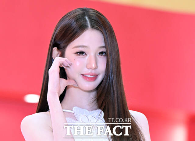아이브 장원영이 11일 서울 송파구 롯데백화점 에비뉴엘 잠실점에 마련된 팝업스토어 '핑크 글로우 테크 라운지' 오픈 기념행사에 참석해 포즈를 취하고 있다. /이새롬 기자