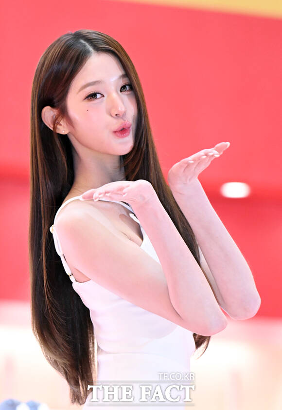 아이브 장원영이 11일 서울 송파구 롯데백화점 에비뉴엘 잠실점에 마련된 팝업스토어 '핑크 글로우 테크 라운지' 오픈 기념행사에 참석해 포즈를 취하고 있다. /이새롬 기자