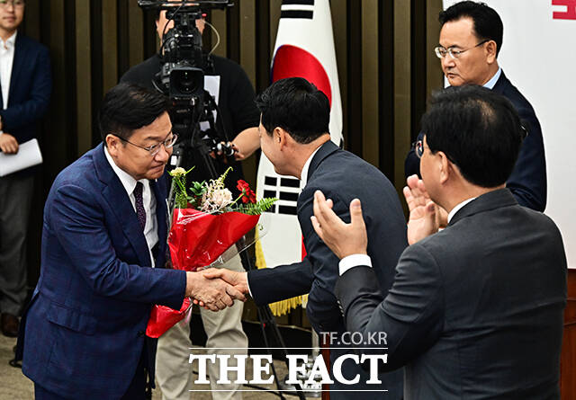 장 대표가 당원 지지를 기반으로 버티기에 나서더라도 선거 패배 이후 당 대표로서의 정치적 동력은 사실상 상당 부분 소진됐다는 분석이 나온다. 왼쪽은 정점식 신임 원내대표. /배정한 기자