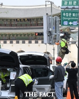  임시 기지국 설치하는 광화문광장 [포토]