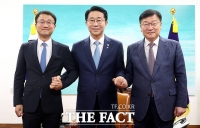  밝은 표정으로 만난 여야 원내대표와 조정식 국회의장 [TF사진관]