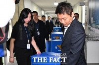  서울시선관위 압수수색 종료, 압수품 들고 나오는 검경 합수본 [TF사진관]