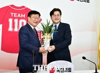  정점식 원내대표에게 이재명 대통령 축하난 전달하는 홍익표 정무수석 [TF사진관]
