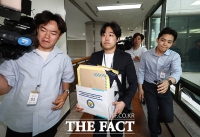  중앙선관위 선거국장실 향하는 경찰 [포토]