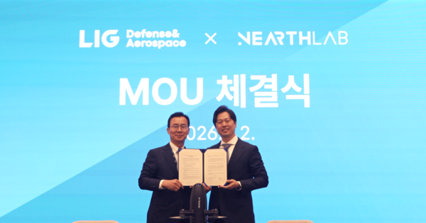 지난 2일 신익현 LIG D&A 대표와 최재혁 니어스랩 대표가 요격드론 분야 사업협업체계 구축을 위한 업무협약(MOU)을 체결하고 기념사진을 촬영하고 있다. /LIG D&A