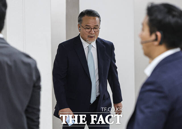 주가 조작 혐의를 받는 이일준 삼부토건 회장이 12일 오전 서울 서초구 서울중앙지법에서 열린 공판에 출석하고 있다. /이새롬 기자