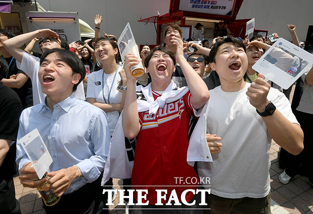 대한민국과 체코의 2026 국제축구연맹(FIFA) 북중미월드컵 조별리그 A조 1차전이 열린 12일 오전 서울 영등포구 한국투자증권 본사 키스 스퀘어 앞에 모인 시민들이 단체 응원을 하고 있다. /박상민 기자