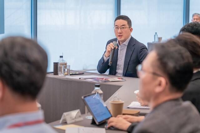 구광모 LG그룹 회장이 지난 3월 서울 중구 남산리더십센터에서 열린 사장단 회의에 참석해 사장단에게 속도감 있는 AX 추진을 당부하고 있다. /LG그룹