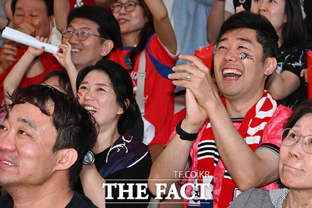 대한민국과 체코의 '2026 국제축구연맹(FIFA) 북중미월드컵' 조별리그 A조 1차전이 열린 12일 오전 서울 성동구 뚝섬한강공원 복합문화공간 한강플플에서 경기를 관람하던 시민들이 오현규의 역전골에 환호하고 있다. /김성렬 기자