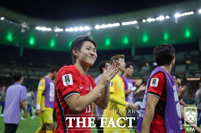 한국축구대표팀 이강인이 2026 북중미월드컵 체코전을 승리로 이끈 뒤 동료들과 관중들의 응원에 고마움을 표시하고 있다./과달라하라(멕시코)=KFA