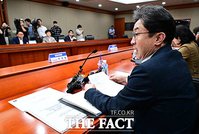이억원 금융위원장이 12일 오후 서울 여의도 한국금융투자협회 대회의실에서 열린 국민참여형 국민성장펀드 운용사 간담회에 참석해 모두발언을 하고 있다. /배정한 기자