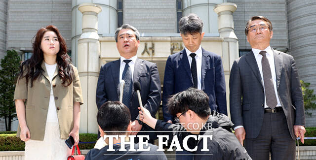 북한의 도발을 유도해 비상계엄 선포 명분을 만들려 한 혐의로 기소된 윤석열 전 대통령이 12일 오전 서울 서초구 서울중앙지법에서 열린 1심에서 징역 30년을 선고 받은 가운데, 장우성 내란특검 특검보가 법정을 나서며 입장을 밝히고 있다.