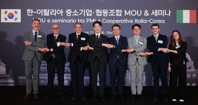 노용석 중소벤처기업부 제1차관이 지난 11일(현지 시간) 이탈리아 로마에서 열린 '한-이탈리아 협동조합 MOU 및 세미나'에서 업무협약을 체결한 후 기념 촬영을 하고 있다. /중소벤처기업부