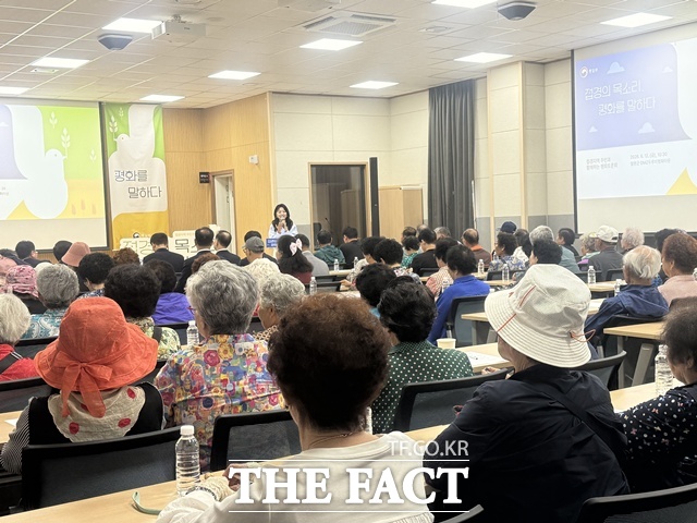 토론회에는 김남중 통일부 차관을 비롯해 통일부·국방부 관계자와 유광종 철원군 부군수, 최일호 강원도교육청 통일교육원장, 정일영 서강대 사회과학연구소 교수, 김진환 서울대 통일평화연구원 객원연구원, 마을 주민 101명 등이 참석했다. 사진은 토론회에 참석한 접경지역 주민들. /철원=정소영 기자
