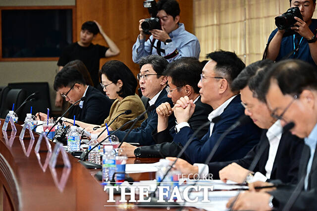 이억원 금융위원장이 12일 오후 서울 여의도 한국금융투자협회 대회의실에서 열린 국민참여형 국민성장펀드 운용사 간담회에 참석해 모두발언을 하고 있다. /배정한 기자