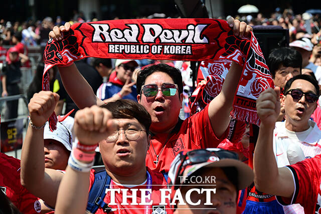대한민국과 체코의 '2026 국제축구연맹(FIFA) 북중미월드컵' 조별리그 A조 1차전이 열린 12일 오전 서울 종로구 광화문광장을 찾은 시민들이 거리응원을 하고 있다. /박헌우 기자