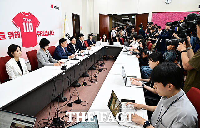 정점식 국민의힘 원내대표가 12일 오전 서울 여의도 국회에서 열린 기자간담회에 참석해 발언을 하고 있다. 왼쪽부터 김미애 원내정책수석부대표 내정자, 정 원내대표, 김승수 원내운영수석부대표./국회=배정한 기자