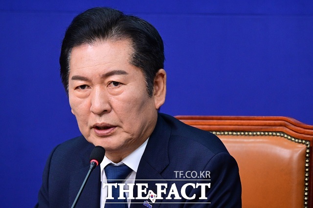 6·3 지방선거 책임론으로 거취 압박을 받는 정청래 민주당 대표가 지난 10일 국회에서 열린 최고위원회의에서 