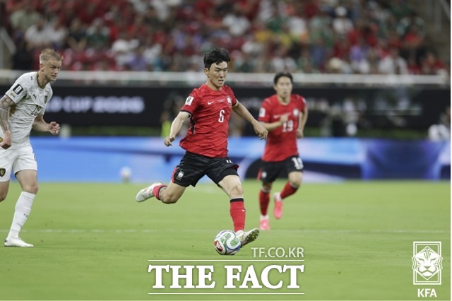 한국의 미드필더 황인범이 12일 체코와 2026 북중미 월드컵 A조 1차전에서 1-1 동점골을 터뜨렸다./KFA