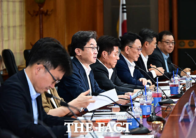 이억원 금융위원장이 12일 오후 서울 여의도 한국금융투자협회 대회의실에서 열린 국민참여형 국민성장펀드 운용사 간담회에 참석해 모두발언을 하고 있다. /배정한 기자
