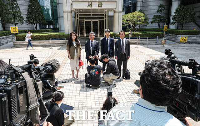 북한의 도발을 유도해 비상계엄 선포 명분을 만들려 한 혐의로 기소된 윤석열 전 대통령이 12일 오전 서울 서초구 서울중앙지법에서 열린 1심에서 징역 30년을 선고 받은 가운데, 장우성 내란특검 특검보가 법정을 나서며 입장을 밝히고 있다.