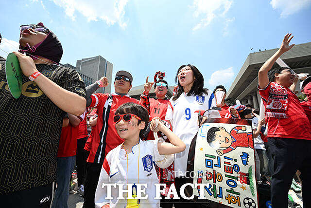대한민국과 체코의 '2026 국제축구연맹(FIFA) 북중미월드컵' 조별리그 A조 1차전이 열린 12일 오전 서울 종로구 광화문광장을 찾은 시민들이 역전골에 기뻐하고 있다. /박헌우 기자