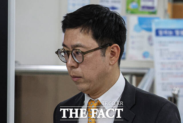 김건희 여사와의 친분을 내세워 투자금을 유치받았다는 이른바 '집사게이트'에 연루된 혐의를 받는 민경민 오아시스에쿼티파트너스 대표가 12일 오후 서울 서초구 서울중앙지법에서 열린 공판에 출석하고 있다. /이새롬 기자