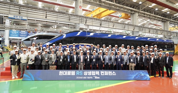 국회와 50개 협력사, 현대로템 등 관계자들이 지난 11일 경남 창원특례시 현대로템 창원공장에서 열린 ‘2026 현대로템 레일솔루션 상생협력 컨퍼런스’에서 기념촬영을 하고 있다. /현대로템