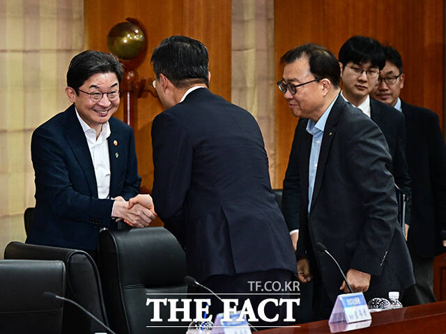 이억원 금융위원장이 12일 오후 서울 여의도 한국금융투자협회 대회의실에서 열린 국민참여형 국민성장펀드 운용사 간담회에 참석해 모두발언을 하고 있다. /배정한 기자