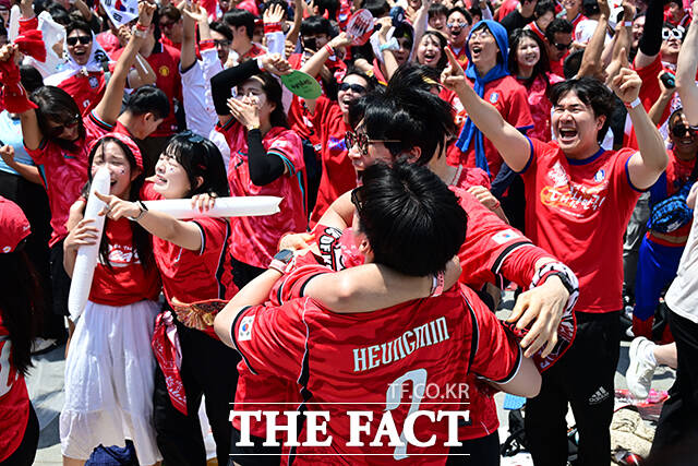 12일 대한민국 축구 대표팀이 2026 국제축구연맹(FIFA) 북중미월드컵 조별리그 A조 1차전 체코를 2:1 역전승으로 꺾은 가운데 서울 종로구 광화문광장에서 시민들이 환호하고 있다. /남윤호 기자