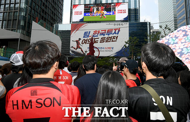 대한민국과 체코의 2026 국제축구연맹(FIFA) 북중미월드컵 조별리그 A조 1차전이 열린 12일 오전 서울 영등포구 한국투자증권 본사 키스 스퀘어 앞에 모인 시민들이 단체 응원을 하고 있다. /박상민 기자