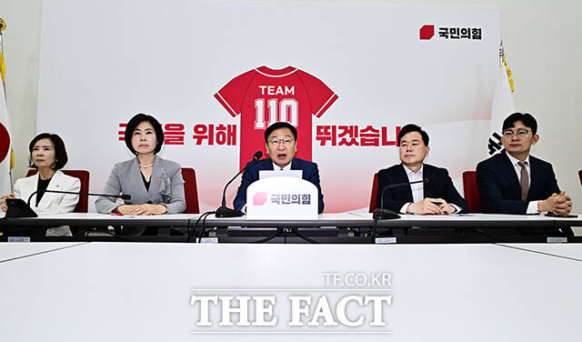 정점식 국민의힘 원내대표가 12일 오전 서울 여의도 국회에서 열린 기자간담회에 참석해 발언을 하고 있다. 왼쪽부터 김미애 원내정책수석부대표 내정자, 정 원내대표, 김승수 원내운영수석부대표./국회=배정한 기자