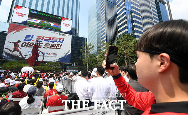 대한민국과 체코의 2026 국제축구연맹(FIFA) 북중미월드컵 조별리그 A조 1차전이 열린 12일 오전 서울 영등포구 한국투자증권 본사 키스 스퀘어 앞에 모인 시민들이 단체 응원을 하고 있다. /박상민 기자