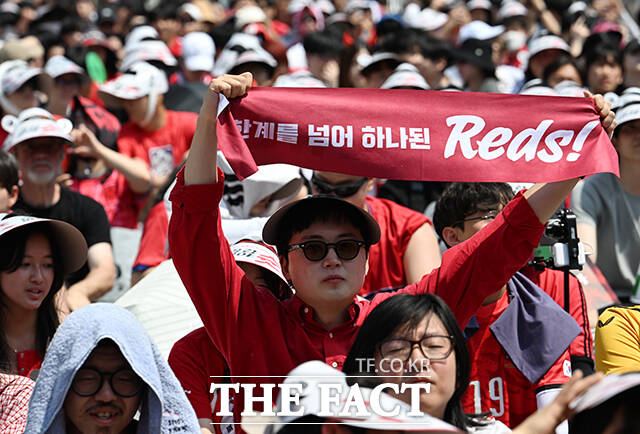 대한민국과 체코의 '2026 국제축구연맹(FIFA) 북중미월드컵' 조별리그 A조 1차전이 열린 12일 오전 서울 종로구 광화문광장을 찾은 시민들이 거리응원을 하고 있다. /박헌우 기자