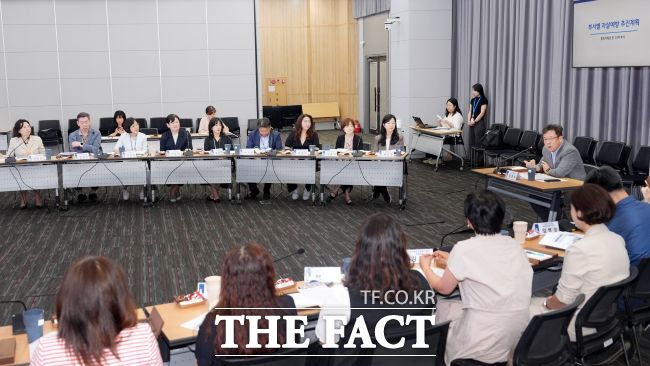 11일 시청 중회의실에서 김현수 수원시 제1부시장 주재로 열린 자살예방대책회의 모습 /수원시