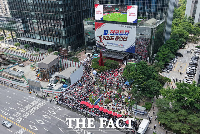 대한민국과 체코의 2026 국제축구연맹(FIFA) 북중미월드컵 조별리그 A조 1차전이 열린 12일 오후 서울 영등포구 한국투자증권 본사 키스 스퀘어 앞에 모인 시민들이 단체 응원을 하고 있다. /박상민 기자