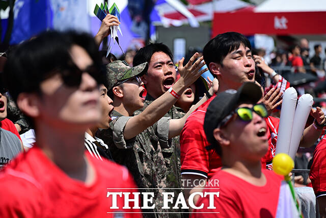 대한민국과 체코의 '2026 국제축구연맹(FIFA) 북중미월드컵' 조별리그 A조 1차전이 열린 12일 오전 서울 종로구 광화문광장을 찾은 시민들이 거리응원을 하고 있다. /박헌우 기자