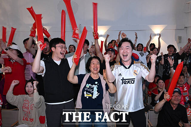 대한민국과 체코의 '2026 국제축구연맹(FIFA) 북중미월드컵' 조별리그 A조 1차전이 열린 12일 오전 서울 성동구 뚝섬한강공원 복합문화공간 한강플플에서 경기를 관람하던 시민들이 오현규의 역전골에 환호하고 있다. /김성렬 기자