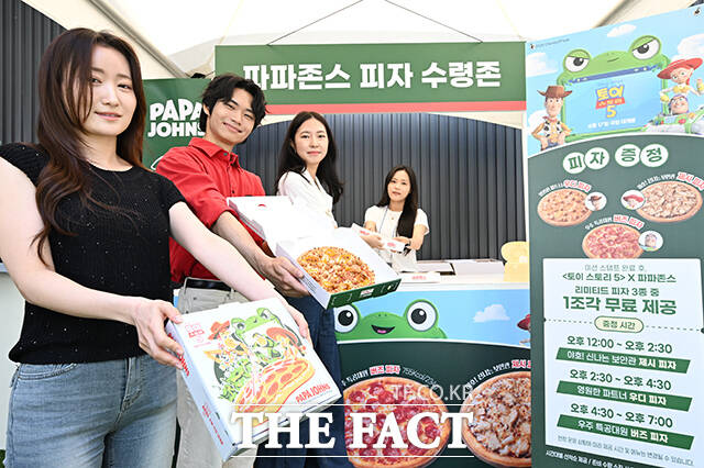 '파파존스 피자 플래닛' 팝업스토어가 12일 오전 서울 성동구 스테이지 엑스 성수 차봇에서 열린 가운데, 모델들이 피자를 들고 포즈를 취하고 있다. /김성렬 기자