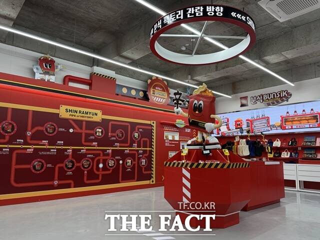 농심은 이번 매장을 팝업스토어를 넘어 신라면 브랜드의 글로벌 팬덤 확장을 위한 '안테나숍'으로 운영할 계획이다. 소비자 의견을 듣고 수집된 데이터를 신라면 신제품 개발 및 마케팅에 적극 활용한다는 방침이다. /이윤경 기자