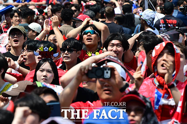 대한민국과 체코의 '2026 국제축구연맹(FIFA) 북중미월드컵' 조별리그 A조 1차전이 열린 12일 오전 서울 종로구 광화문광장을 찾은 시민들이 거리응원을 하고 있다. /박헌우 기자