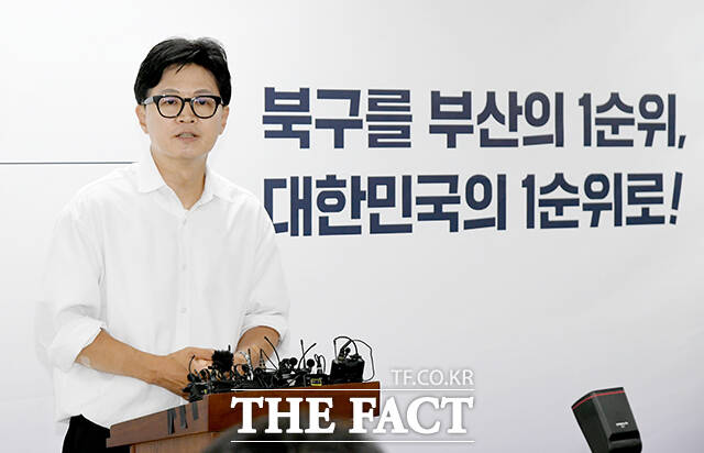 한 의원은 '보수 재건'을 명분으로 여당의 정권 폭주를 견제하는 한편, 국민의힘 지도부까지 정조준하는 행보를 보이고 있다. 사진은 한 의원이 지난 4일 오후 부산 북구 선거사무소에서 기자회견을 열고 취재진의 질문에 답하고 있는 모습. /박상민 기자
