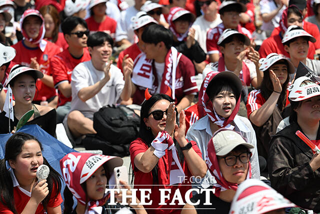 대한민국과 체코의 '2026 국제축구연맹(FIFA) 북중미월드컵' 조별리그 A조 1차전이 열린 12일 오전 서울 종로구 광화문광장을 찾은 시민들이 거리응원을 하고 있다. /박헌우 기자