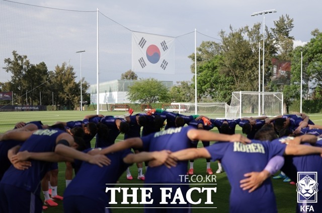 홍명보 감독이 이끄는 한국축구대표팀이 11일(현지시간) 멕시코 과달라하라 치바스 베르데 바예 훈련장에서 체코와 1차전 대비 마지막 훈련을 마치고 필승 결의를 다지고 있다./과달라하라=KFA